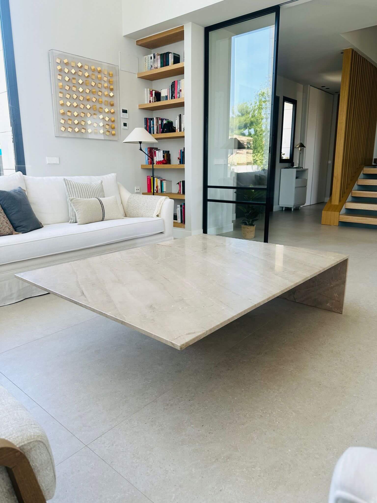 Proyecto residencial con muebles de mármol integrados en el espacio